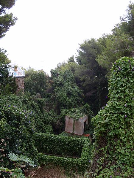 Spanien2010_4 032.jpg - A overgrown ruin